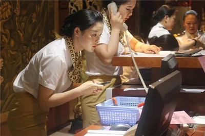 青年汉学家考察大美三峡 重庆文化艺术职业学院学生一路陪同